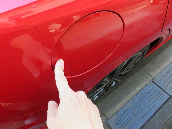 給油まちがい防止リングとステッカー