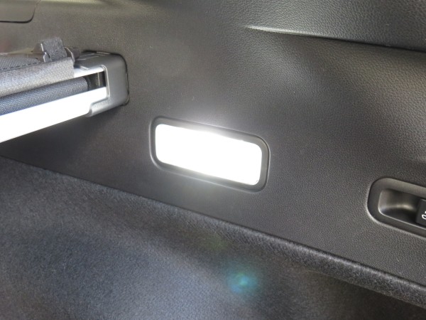VN5型レヴォーグ カーゴルームランプを交換してみた ( LED 化 )
